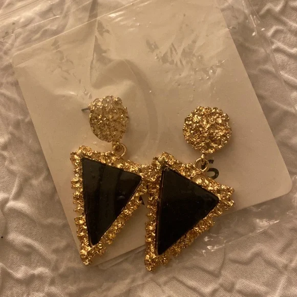 🌻5/$15 Black Earrings - Picture 2 of 2